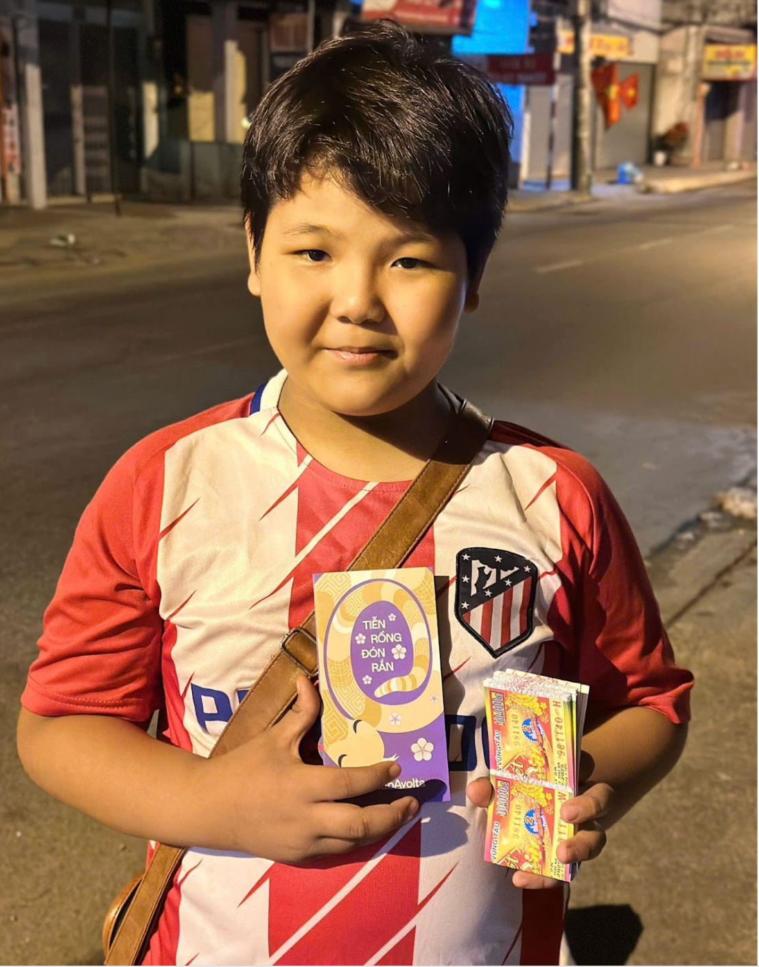 Em bé bán vé số nhận bao lì xì từ Fanpage Lang Thang Sài Gòn. Em bé bán vé số nhận bao lì xì từ Fanpage Lang Thang Sài Gòn.