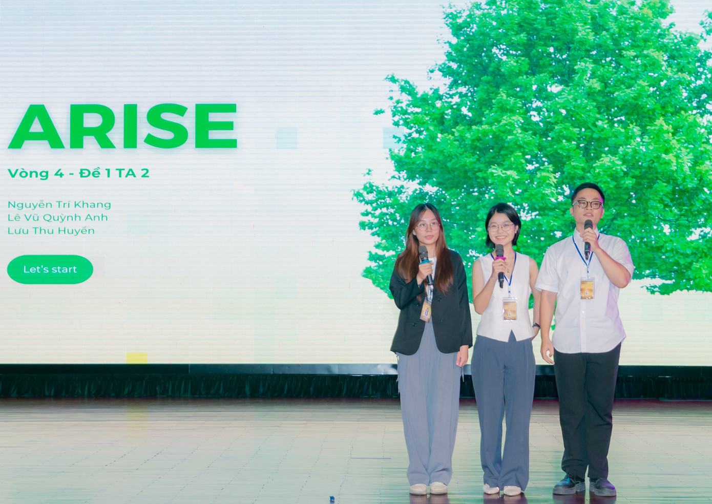 Đội thi Marketing Chameleon thực hiện phần thi của mình trong đêm chung kết Social Pioneers. Đội thi Marketing Chameleon thực hiện phần thi của mình trong đêm chung kết Social Pioneers.