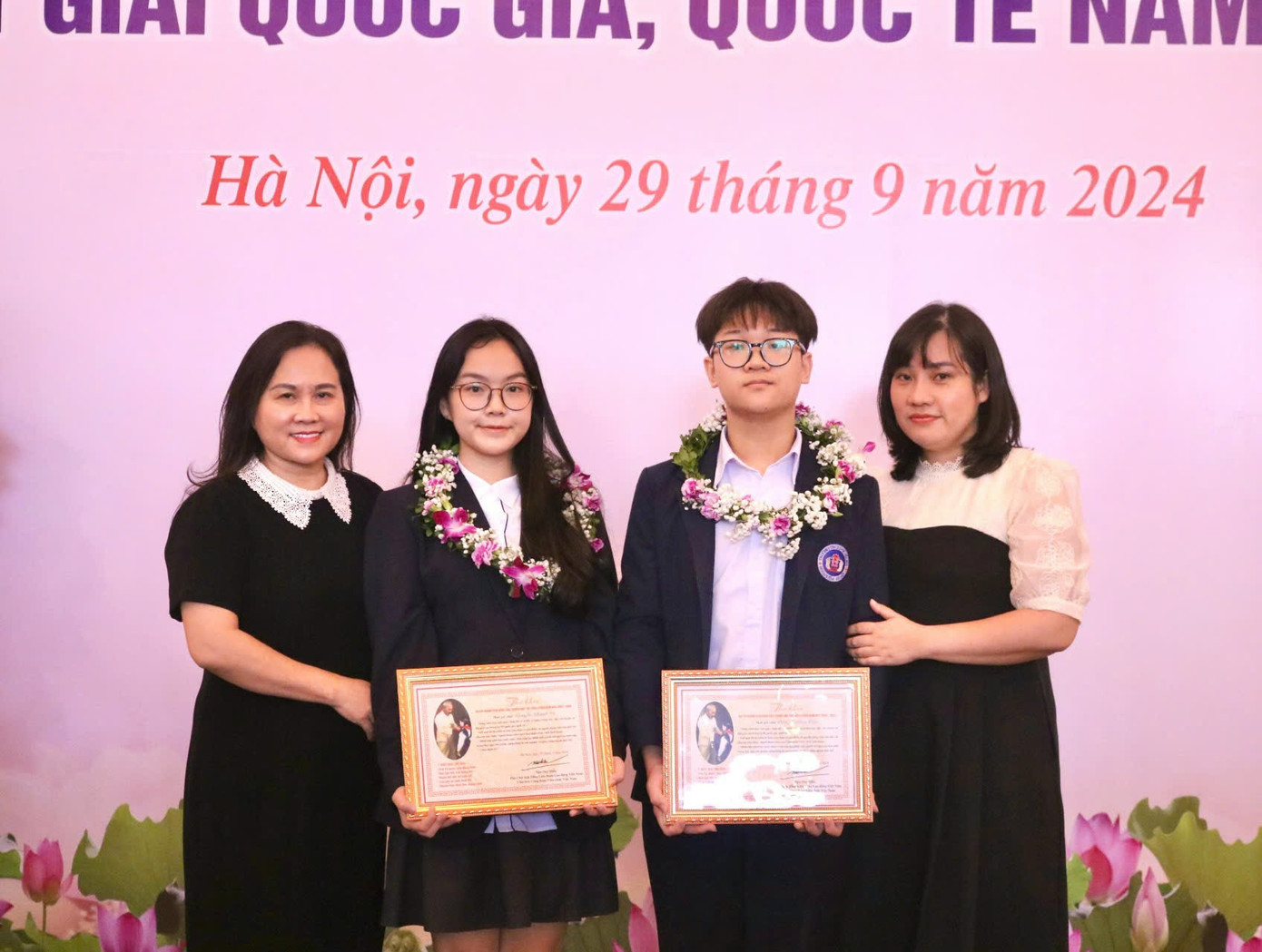 Các em học sinh và gia đình cùng nhau chụp những bức ảnh để lưu lại khoảnh khắc đáng nhớ. Các em học sinh và gia đình cùng nhau chụp những bức ảnh để lưu lại khoảnh khắc đáng nhớ.