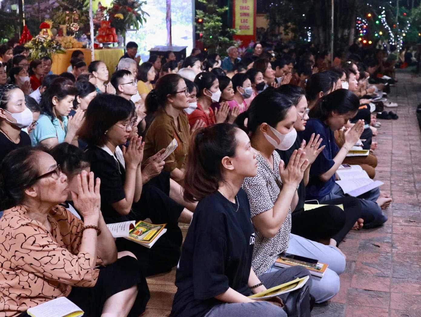 Vẫn như thông lệ hằng năm, chùa Phúc Khánh (quận Đống Đa, Hà Nội) lại tổ chức hàng loạt các hoạt động trong dịp lễ Vu Lan trong những ngày cận Rằm tháng 7 Âm lịch thu hút người dân Thủ đô cùng với du khách thập phương, phật tử đến tham dự.