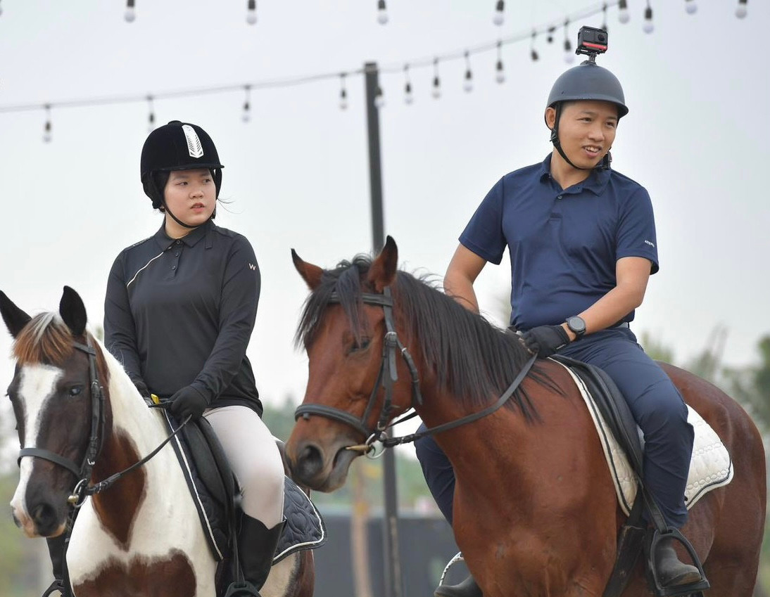 Không chỉ nam giới mà những bạn nữ cũng rất yêu thích bộ môn cưỡi ngựa.
