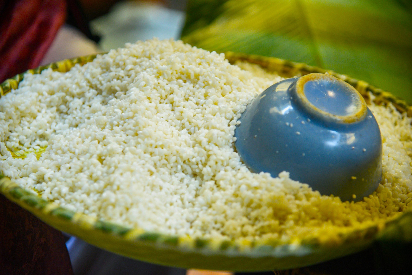 Nguyên liệu để gói bánh chưng gồm lá dong, gạo nếp, đỗ xanh, thịt ba chỉ.