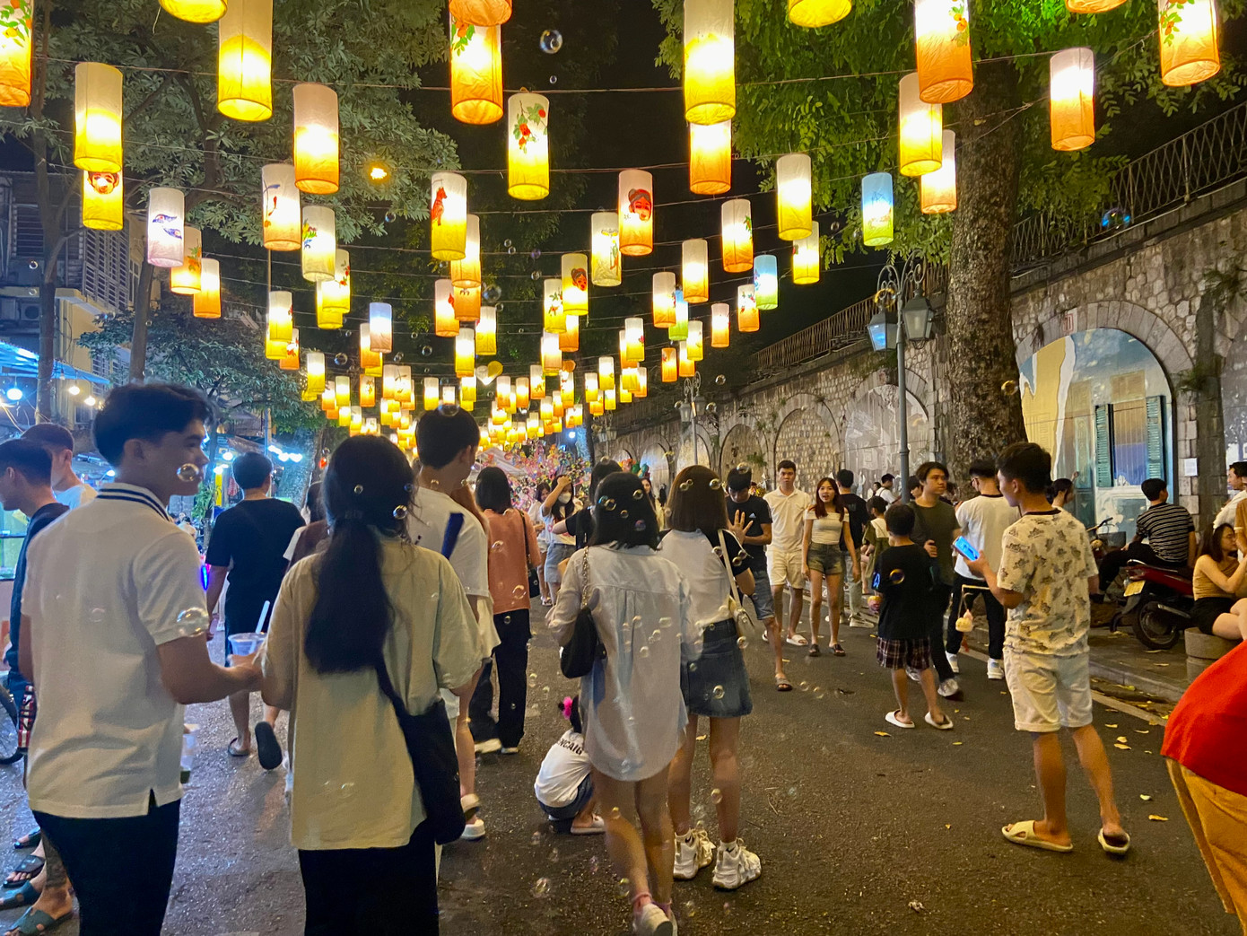 Những ngày gần đây, người dân đổ xô lên khu vực phố cổ để chơi Trung thu sớm. Không chỉ có Hàng Mã, con phố bích họa Phùng Hưng cũng trở thành địa điểm check-in được nhiều bạn trẻ yêu thích.