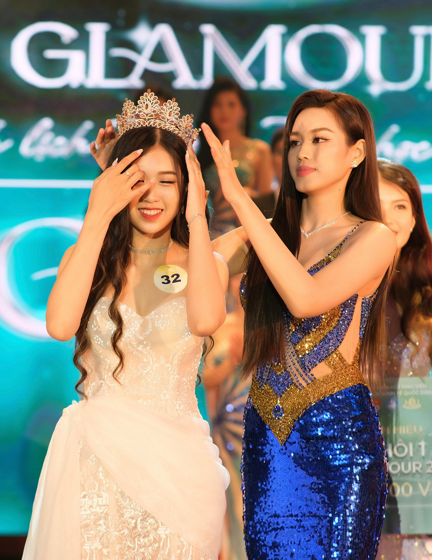 Hoa hậu Đỗ Thị Hà trao vương miện cho tân Hoa khôi NEU Glamour 2023 - Hoàng Thanh Trang