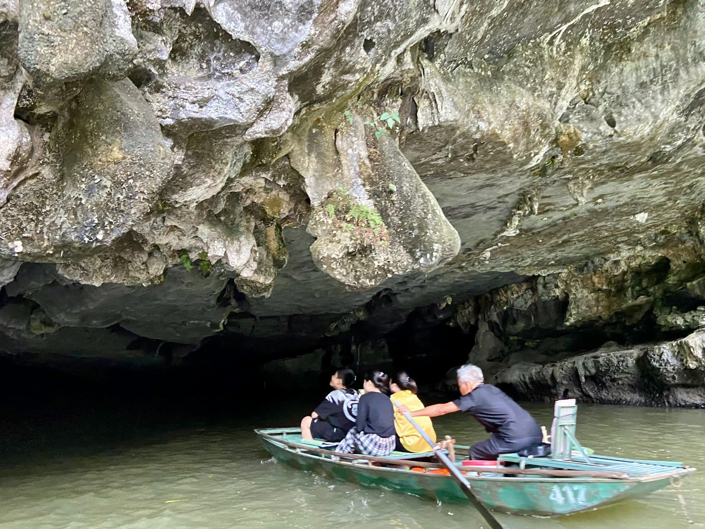 Du thuyền trên dòng sông Ngô Đồng được coi là cách trải nghiệm tuyệt vời nhất khi du khách đến đây để khám phá vẻ đẹp thiên nhiên của Tam Cốc.