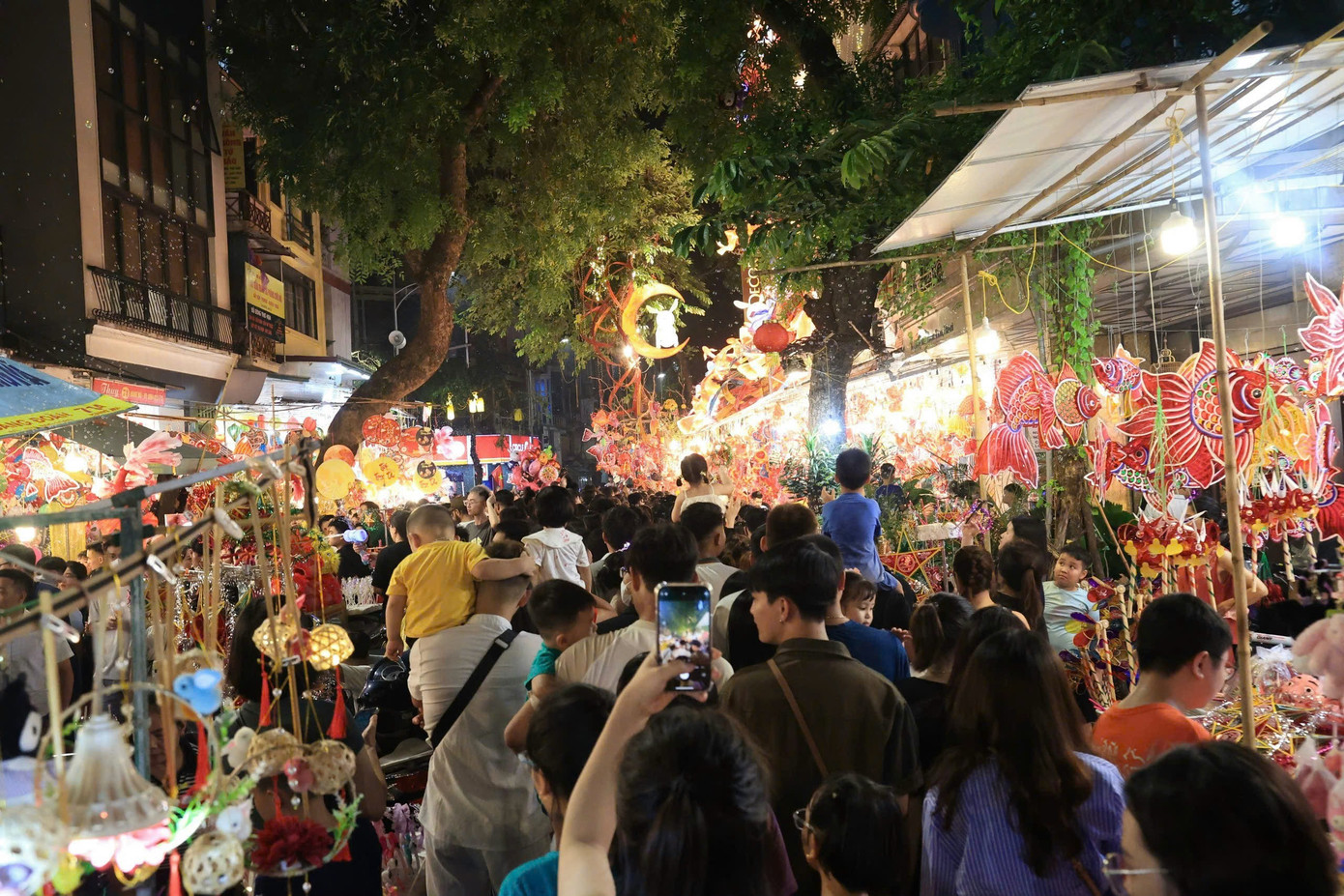 Những gam màu nổi bật của đủ thứ loại đồ chơi tạo nên sự bắt mắt cho khu phố.