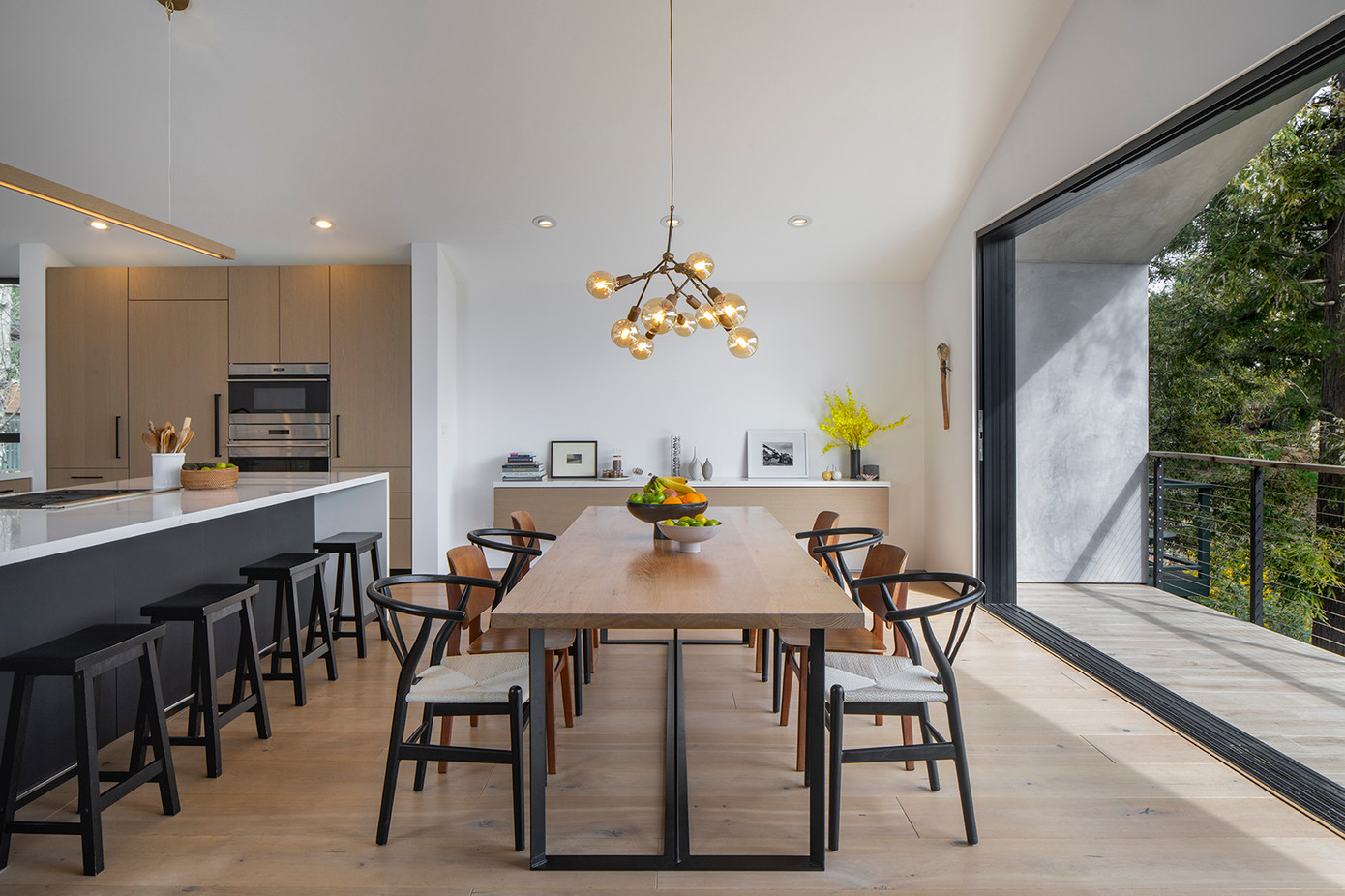 Sự kết hợp tinh tế giữa thẩm mỹ thiết kế của Iceland và California tạo nên một bầu không khí sang trọng, thanh thoát, dễ dàng cân bằng giữa chức năng và thẩm mỹ trong ngôi nhà.