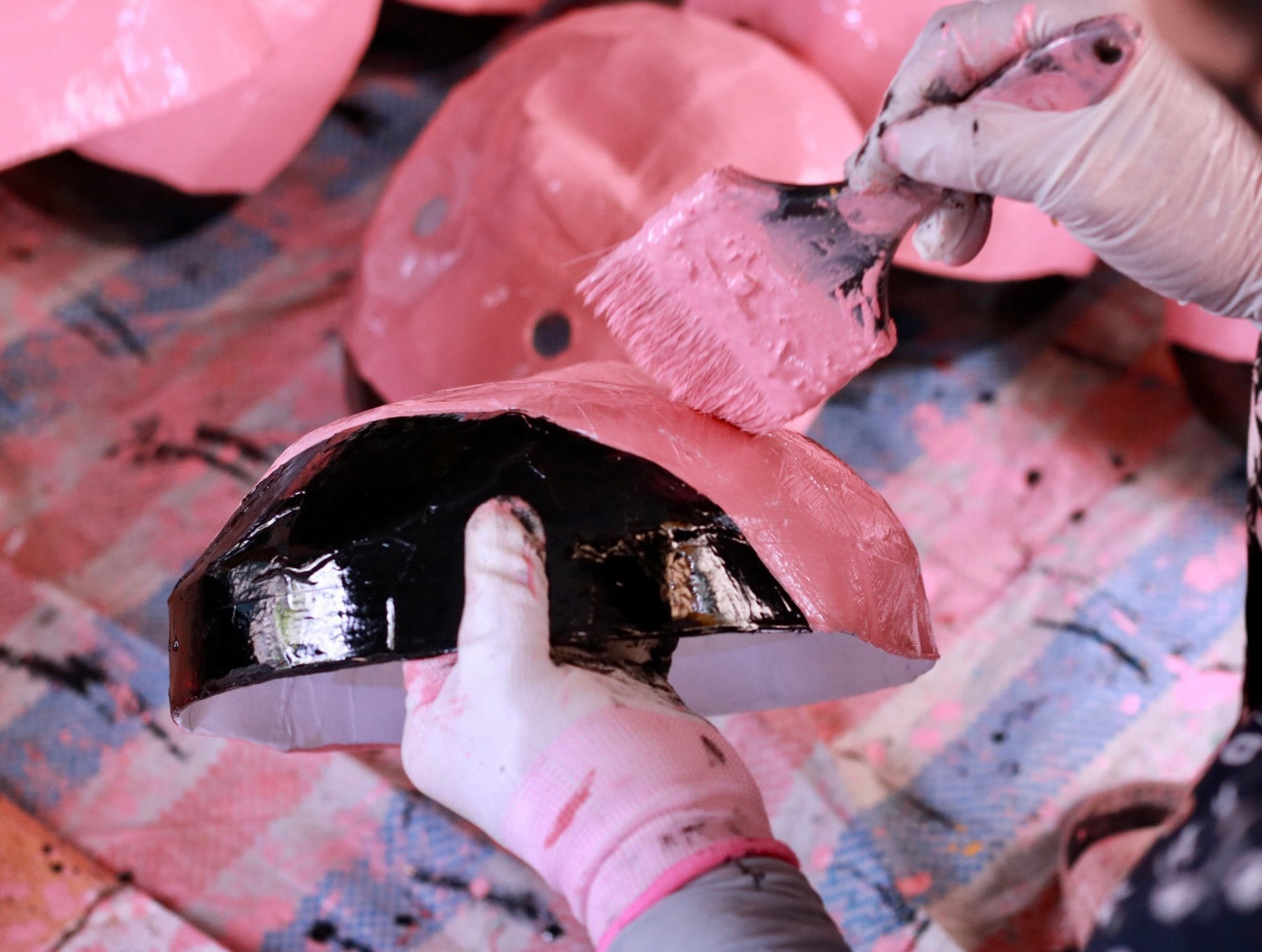 Ông Đông cho biết, trước kia, gia đình ông tự thực hiện các công đoạn từ bồi giấy đến vẽ nhưng hiện tại có nhiều đơn đặt hàng nên gia đình ông thuê thêm nhân công bồi giấy và sơn để đảm bảo tiến độ, vợ chồng ông chủ yếu hoàn thiện việc vẽ tạo thành phẩm. "Mẫu mã mặt nạ ngày xưa cũng không đa dạng như bây giờ mà chỉ có hình ông Tễu. Dần dần chúng tôi đã tìm cách cải tạo để có thêm nhiều mẫu mã mới, đáp ứng nhu cầu của người tiêu dùng".