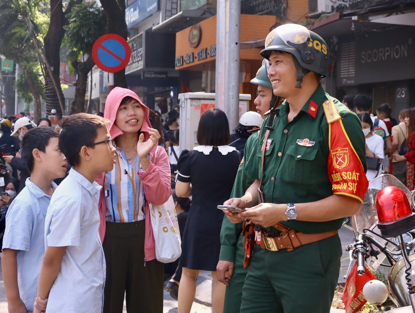 Chị Minh Hà (nhà ở Kim Giang) cho biết: "Từ 6 giờ sáng tôi và hai con đã có mặt tại đây để hưởng ứng không khí náo nhiệt của ngày hội. Cứ tưởng rằng mình đến sớm nhưng khi vừa xuống xe đã thấy có nhiều người chờ sẵn ở đây rồi".