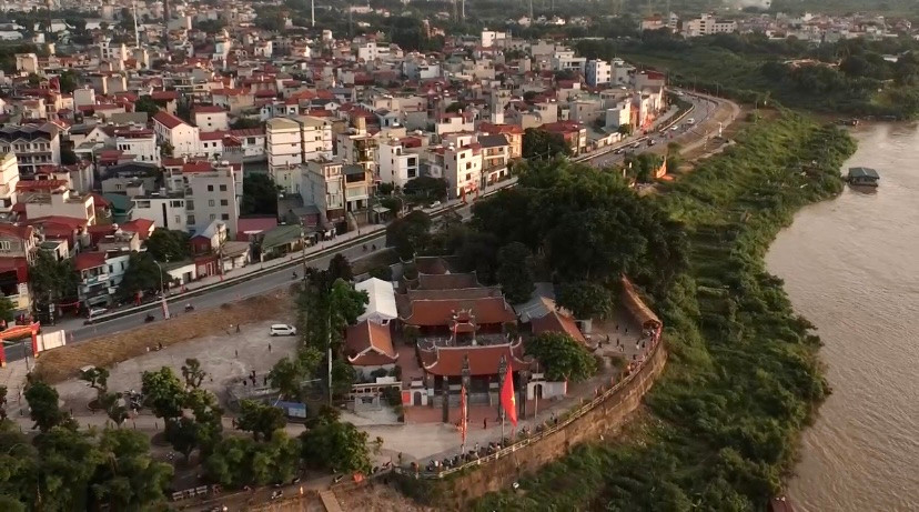 Đình Chèm thuộc địa phận phường Thụy Phương (quận Bắc Từ Liêm) có lối kiến trúc cung đình tọa lạc trên thế đất địa linh với view hướng trọn ra khoảng không thoáng đãng của sông Hồng. Vào mỗi buổi chiều tà, ánh hoàng hôn rực rỡ buông xuống khiến nơi đây trở nên lung linh, huyền ảo hơn.