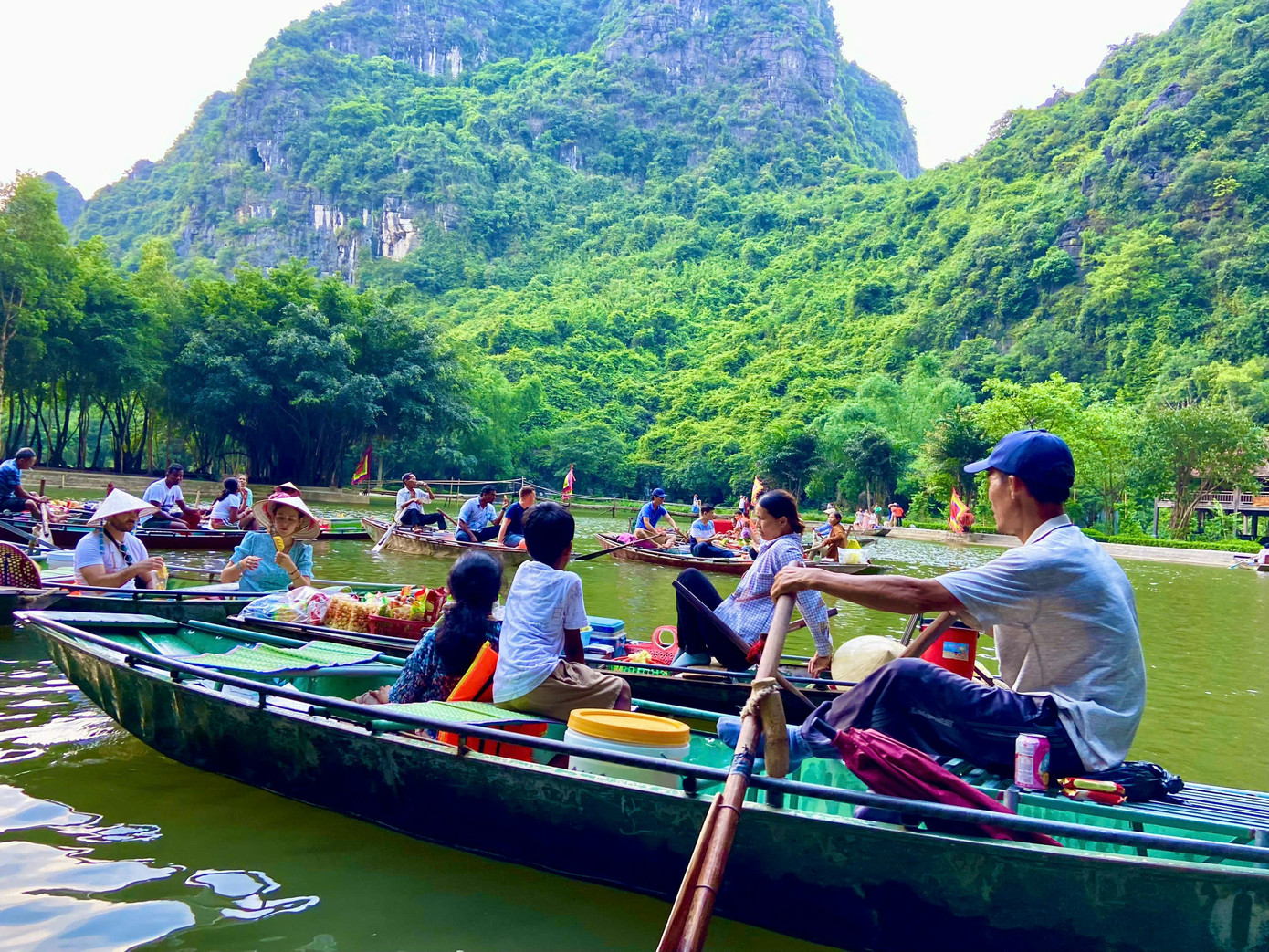 Dòng sông Ngô Đồng uốn lượn qua các vách núi, hang xuyên thủy, cánh đồng lúa. Cả đi cả về tùy thuộc vào tốc độ chèo thuyền có thể mất khoảng hơn 2 giờ di chuyển.