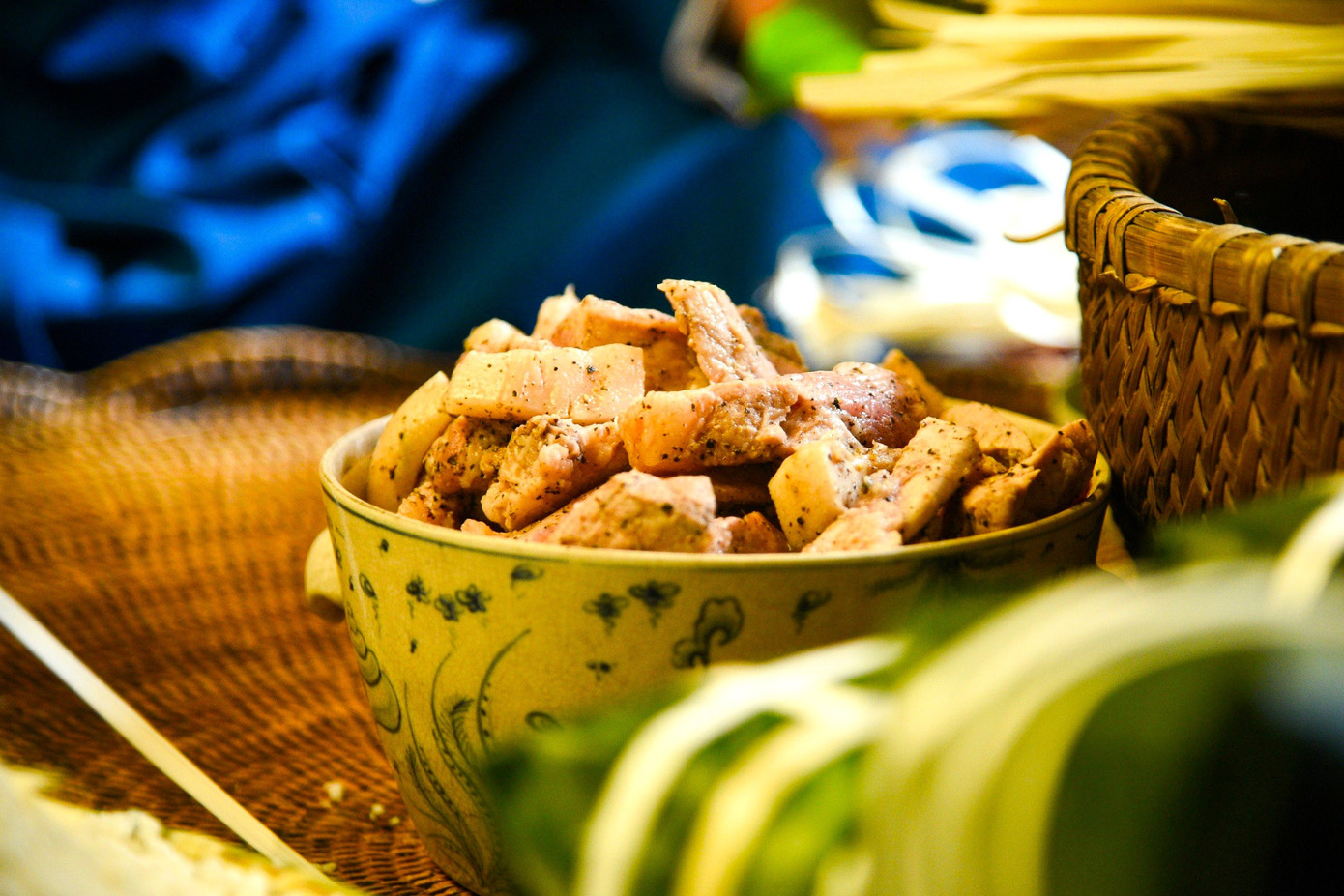 Thịt được chọn phải là loại thịt tươi mới, có phần thịt và phần mỡ đều nhau để khi nấu bánh mỡ sẽ chảy ra hòa quyện vào với lớp gạo, tạo độ ngậy cho bánh.