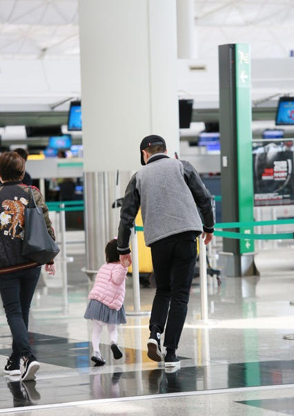 Vợ chồng Dương Mịch cùng con gái hạnh phúc ở sân bay ảnh 7