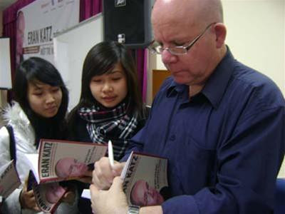 Eran Katz ký tặng sách cho độc giả Việt Nam. Ảnh: Ngọc Ánh