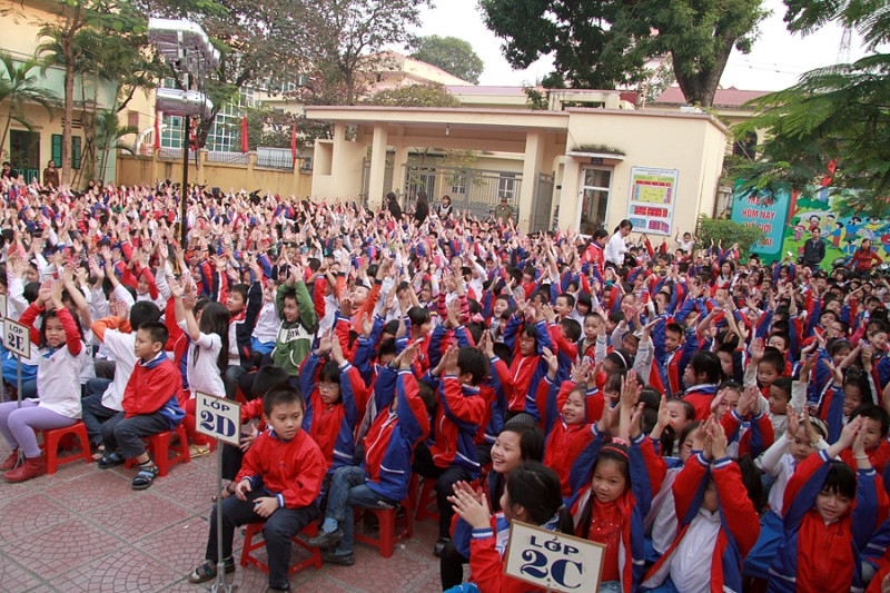 Hàng trăm học sinh tiểu học hào hứng vì được xem chèo trực tiếp