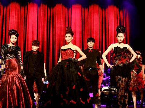 Hai người đẹp Dương Tú Anh và Nguyễn Thị Loan trở thành tâm điểm của buổi biểu diễn