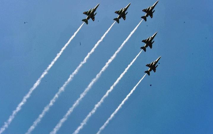 Phi đội máy bay cường kích Jaguar bay biểu diễn