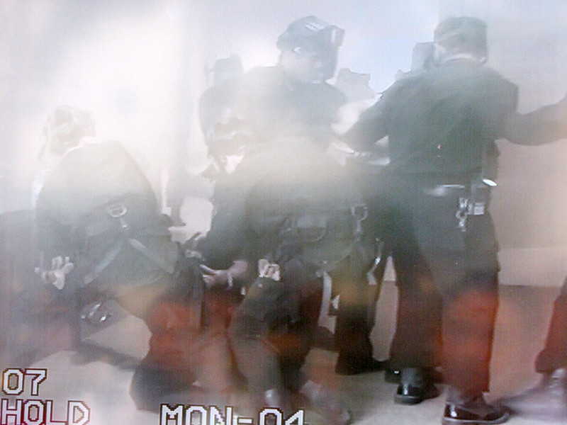 Một nhóm hình sự đặc nhiệm đột nhập lên tầng cao tòa nhà, đu dây xuống để đột nhập vào hội trường, nơi đang giam giữ nhóm con tin. Tất cả đồng loạt phá cửa lao vào, nổ súng tiêu diệt thêm 1 tên cướp và bắt sống toàn bộ số còn lại, giải cứu an toàn cho các con tin