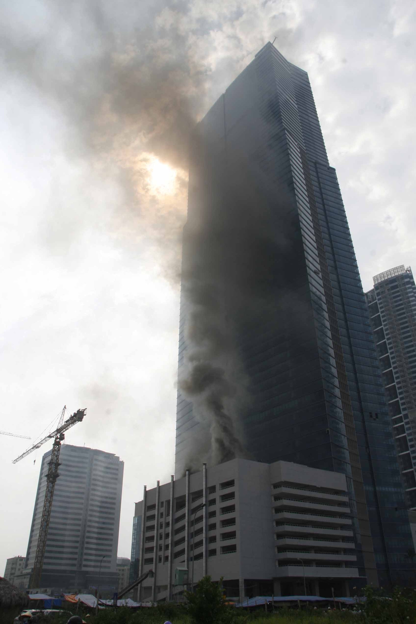 Lửa bốc nghi ngút từ tầng 7 tòa nhà để xe của Keang Nam