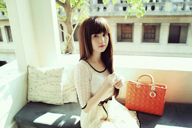 Ngọc Trinh trẻ trung và đáng yêu với mái tóc dài mái bằng. Sang trọng, quý phái khi búi gọn. Kiểu tóc tết lệch tinh nghịch và thời thượng. Ngọc Trinh gợi cảm với phần mái lệch buông xõa. Kiểu tóc dài tỉa mỏng. "Nữ hoàng nội y" vẫn rất quyến rũ với kiểu tóc đơn giản này. Tóc xoăn bồng bềnh. Tóc đuôi gà trẻ trung, năng động. Kiểu tóc dạ tiệc làm tôn lên vẻ kiêu sa của người đẹp. Và kiểu tóc tết cầu kỳ tạo cho Ngọc Trinh vẻ quyến rũ đầy mê hoặc.