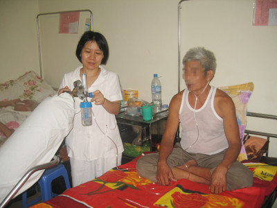 Điều dưỡng Thủy chăm sóc bệnh nhân Quốc Trưởng