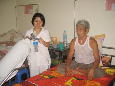 Điều dưỡng Thủy chăm sóc bệnh nhân Quốc Trưởng