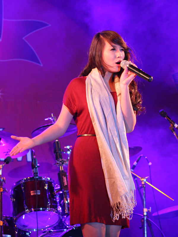 Thu Hà (Top 20 Miss Teen 2011) cũng góp tiếng hát của mình trong đêm nhạc ý nghĩa này