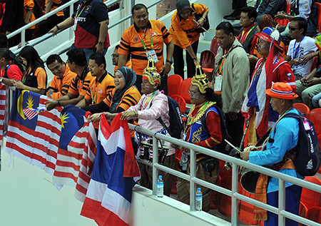 CĐV Thái Lan mang đến màu sắc riêng . CĐV Thái Lan mang đến màu sắc riêng