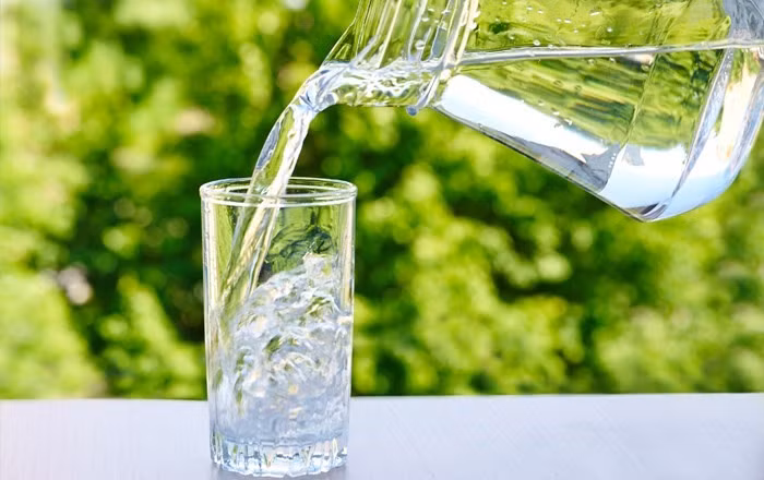 Uống đủ nước - không chỉ để giải khát: Uống 1,5l - 2 lít nước/ngày giúp "rửa trôi" vi khuẩn khỏi đường tiểu. Một ly nước ấm vào sáng sớm kích thích bàng quang hoạt động, hạn chế ứ đọng nước tiểu - môi trường lý tưởng cho vi khuẩn sinh sôi. Ảnh minh họa: Internet