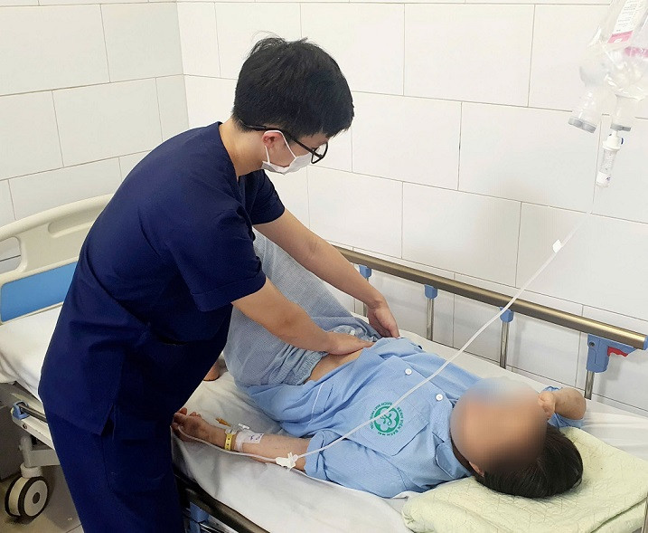 Bác sĩ kiểm tra lại sức khỏe cho bệnh nhân Bác sĩ kiểm tra lại sức khỏe cho bệnh nhân