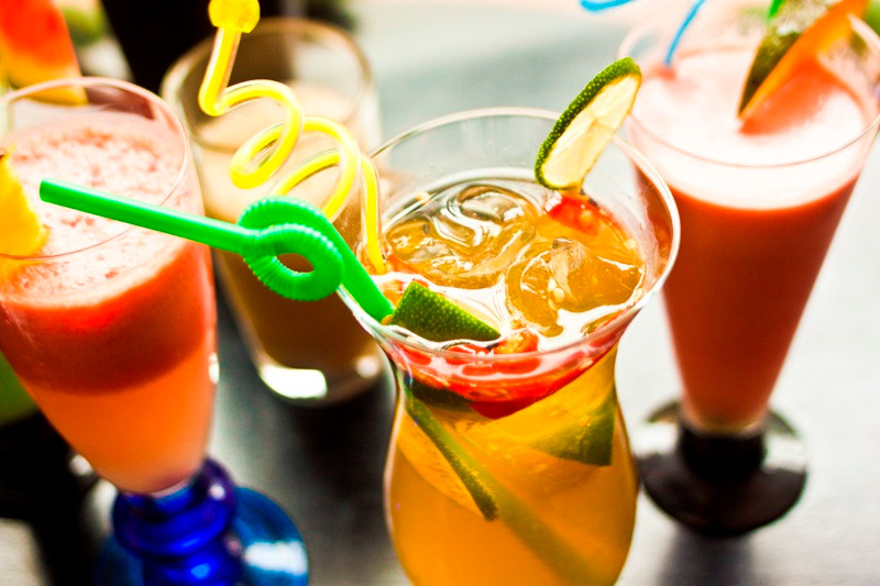 Mỗi người không nên tiêu thụ quá 50gr đường mỗi ngày. Tuy nhiên, chỉ một lon nước ngọt đã chứa tới 40gr đường, gần bằng lượng khuyến cáo tối đa”. Ảnh minh họa: Internet Mỗi người không nên tiêu thụ quá 50gr đường mỗi ngày. Tuy nhiên, chỉ một lon nước ngọt đã chứa tới 40gr đường, gần bằng lượng khuyến cáo tối đa”. Ảnh minh họa: Internet