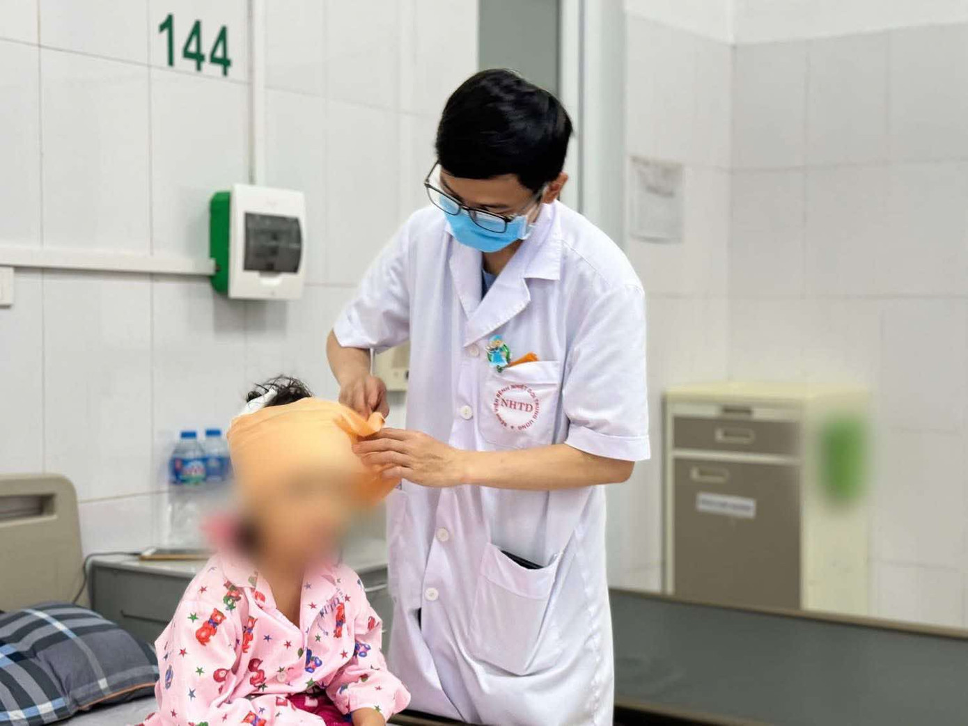 Bé gái 5 tuổi ở Hà Nội, bị chó nhà nặng hơn 20kg tấn công vào vùng đầu – mặt, khu vực gần hệ thần kinh trung ương, làm tăng nguy cơ lan truyền virus nếu con vật mang mầm bệnh. Ảnh: Bệnh viện Bệnh Nhiệt đới Trung uơng