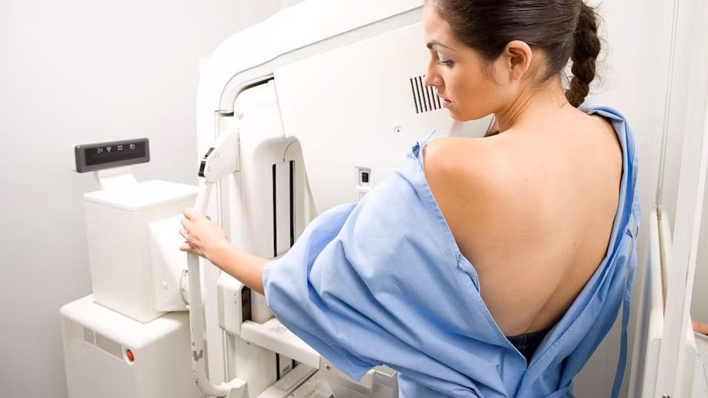 Ung thư vú là bệnh lý ác tính xuất phát từ tế bào tuyến vú. Khi thấy vùng ngực có những dấu hiệu bất thường cần đến ngay bệnh viện để được khám và điều trị. Ảnh minh họa: Internet Ung thư vú là bệnh lý ác tính xuất phát từ tế bào tuyến vú. Khi thấy vùng ngực có những dấu hiệu bất thường cần đến ngay bệnh viện để được khám và điều trị. Ảnh minh họa: Internet