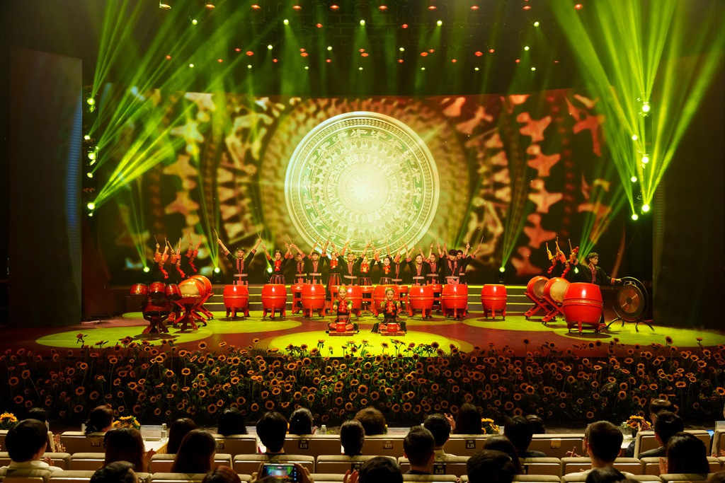 Khai mạc lễ kỷ niệm là tiết mục trống “Việt Nam hùng cường” do các em học sinh trung học TH School và Trống Đồng Band thể hiện gây ấn tượng mạnh với khán giả.