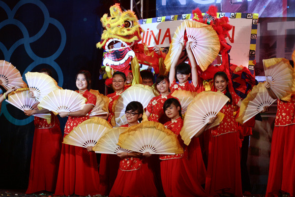 Các cô gái đến từ khối Trung với màn múa quạt