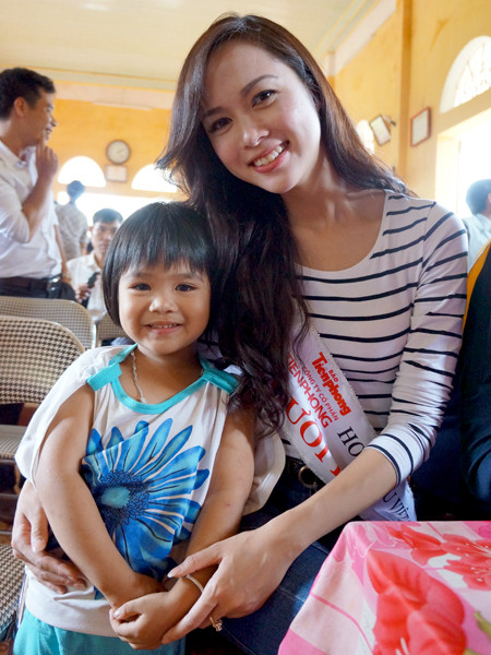 Người đẹp Áo dài Nguyễn Thị Ngọc Anh bên một em nhỏ tại huyện Thọ Xuân