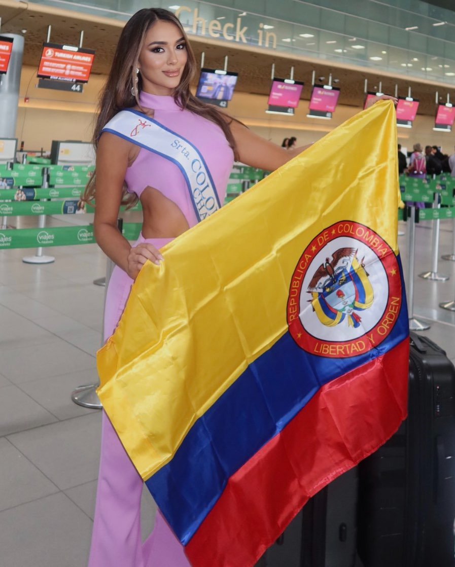 Đại diện Colombia - Vanesa Velasquez - khoe hình thể nóng bỏng trong bộ váy cut-out màu tím. Cô 25 tuổi, là kỹ sư thương mại và người mẫu chuyên nghiệp. "Một cuộc sống cân bằng là chìa khóa đối với tôi. Tôi lấy sức mạnh từ việc tập thể dục, đọc sách và dành thời gian cho gia đình. Đó là những yếu tố quan trọng hỗ trợ sự phát triển cá nhân và nghề nghiệp của tôi", người đẹp chia sẻ về bản thân. Vanesa Velasquez được đánh giá là ứng viên sáng giá cho vương miện Miss Charm 2024.
