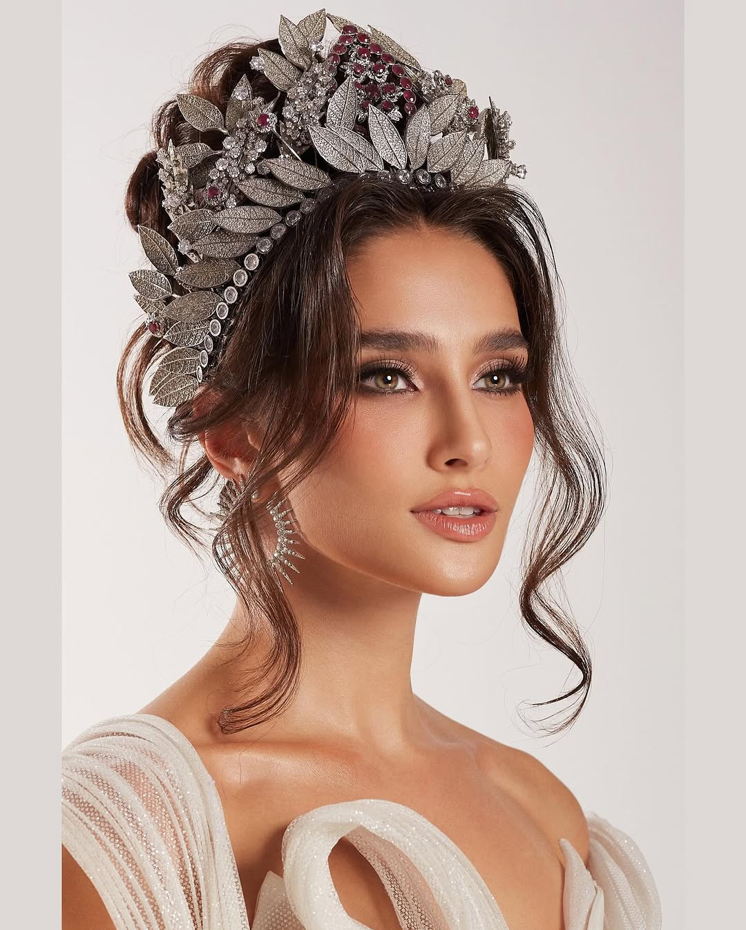 Luma Russo là người mẫu ở quê nhà, từng sinh sống ở nhiều quốc gia như Bolivia, Anh, Qatar và Mỹ. Cô có kỹ năng ứng xử, ngoại ngữ trôi chảy, thông minh. Luma từng theo học ở đại học Cambridge tại Boston, Massachusetts, Mỹ. Cô cũng từng theo đuổi tấm bằng phi công chuyên nghiệp ở Mỹ.