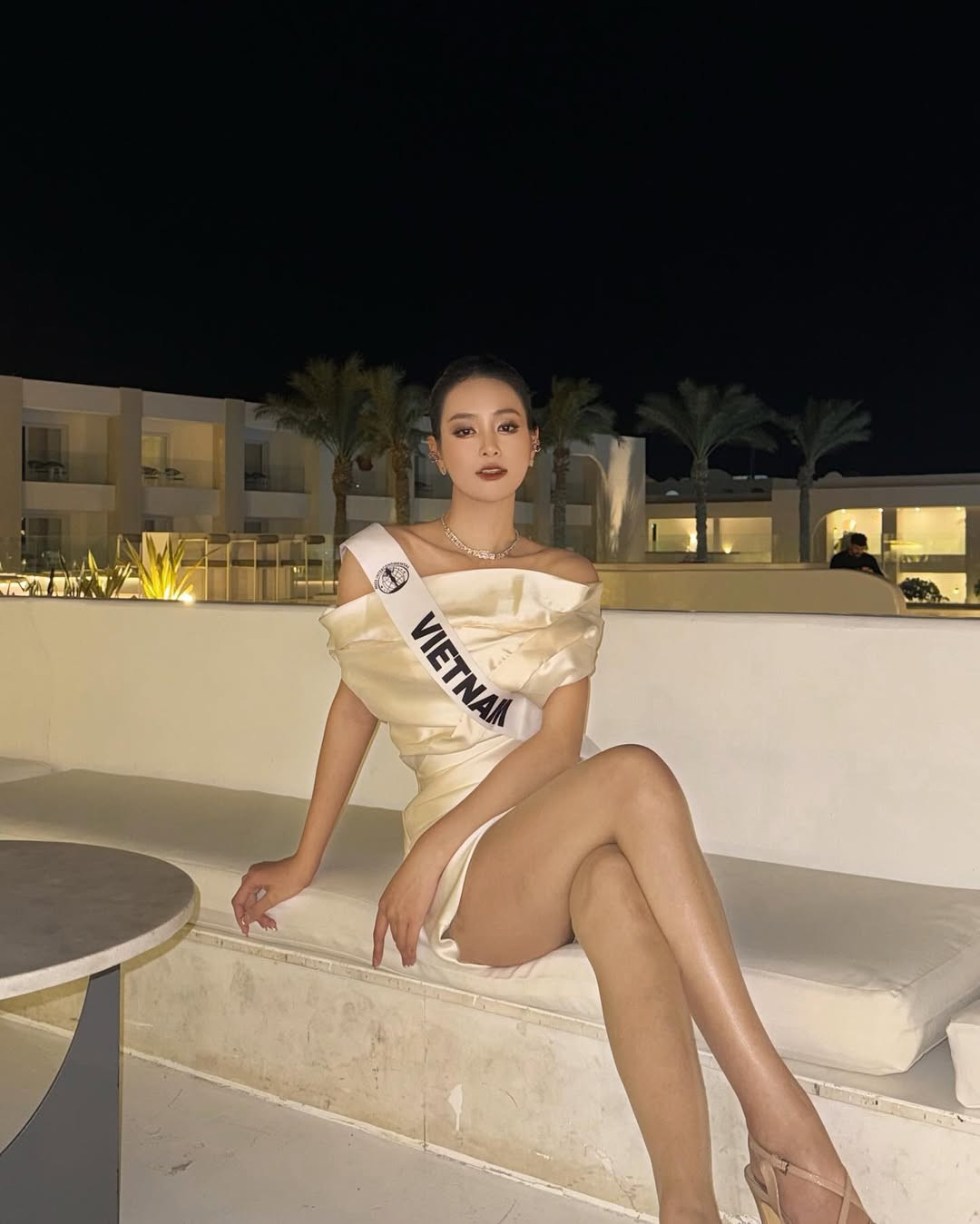 Bùi Khánh Linh 22 tuổi, quê Bắc Giang, sinh viên Học viện Nông nghiệp Việt Nam. Năm 2023, cô đoạt á hậu 1 Miss Grand Vietnam. Giữa năm, cô gây chú ý khi tham gia show hẹn hò Đảo thiên đường, sau đó tìm hiểu MC người Hàn Quốc - Cheon Minuk.