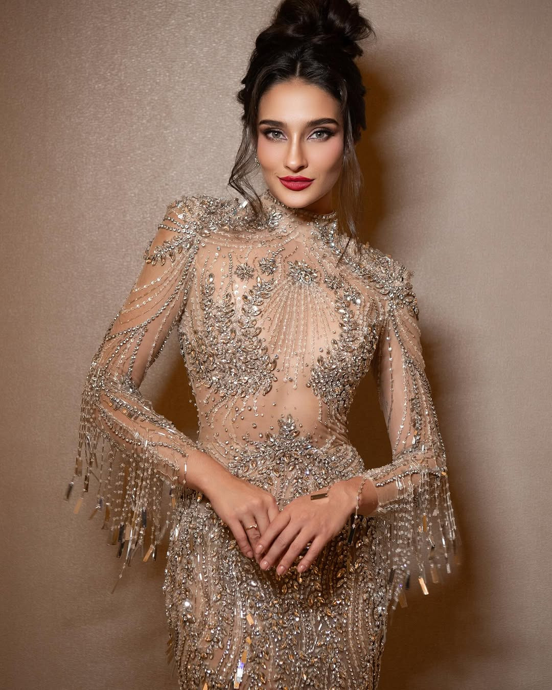 Trước khi đăng quang Miss Charm 2023, Luma Russo đại diện bang Divinópolis tại Hoa hậu Siêu quốc gia Brazil 2019. Người đẹp đam mê du lịch, khám phá và có nhiều sở thích về nghệ thuật.