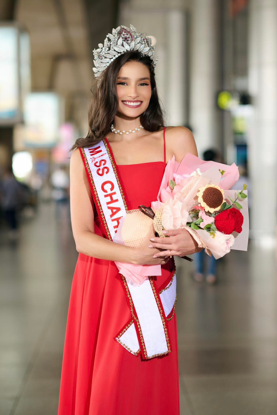 Ngày 4/12, đương kim Miss Charm 2023 Luma Russo đã quay trở lại Việt Nam để đồng hành cùng cuộc thi Miss Charm 2024. Người đẹp xuất hiện ở sân bay trong bộ váy đỏ. Miss Charm 2024 diễn ra ở Việt Nam từ ngày 9/12, chung kết dự kiến diễn ra ngày 21/12 ở TPHCM.