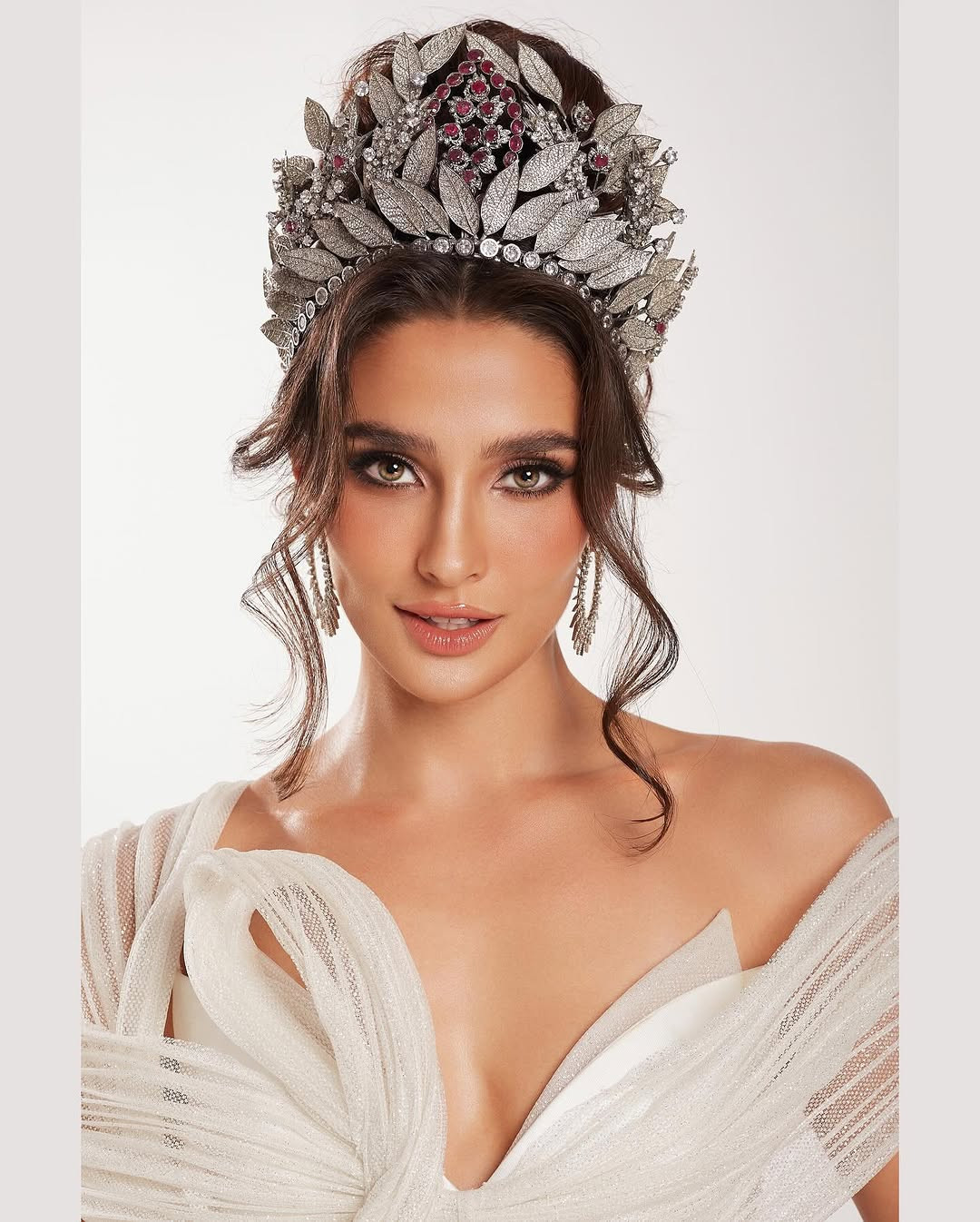 Luma Russo là người mẫu ở quê nhà, từng sinh sống ở nhiều quốc gia như Bolivia, Anh, Qatar và Mỹ. Cô có kỹ năng ứng xử, ngoại ngữ trôi chảy, thông minh. Luma từng theo học ở đại học Cambridge tại Boston, Massachusetts, Mỹ. Cô cũng từng theo đuổi tấm bằng phi công chuyên nghiệp ở Mỹ.