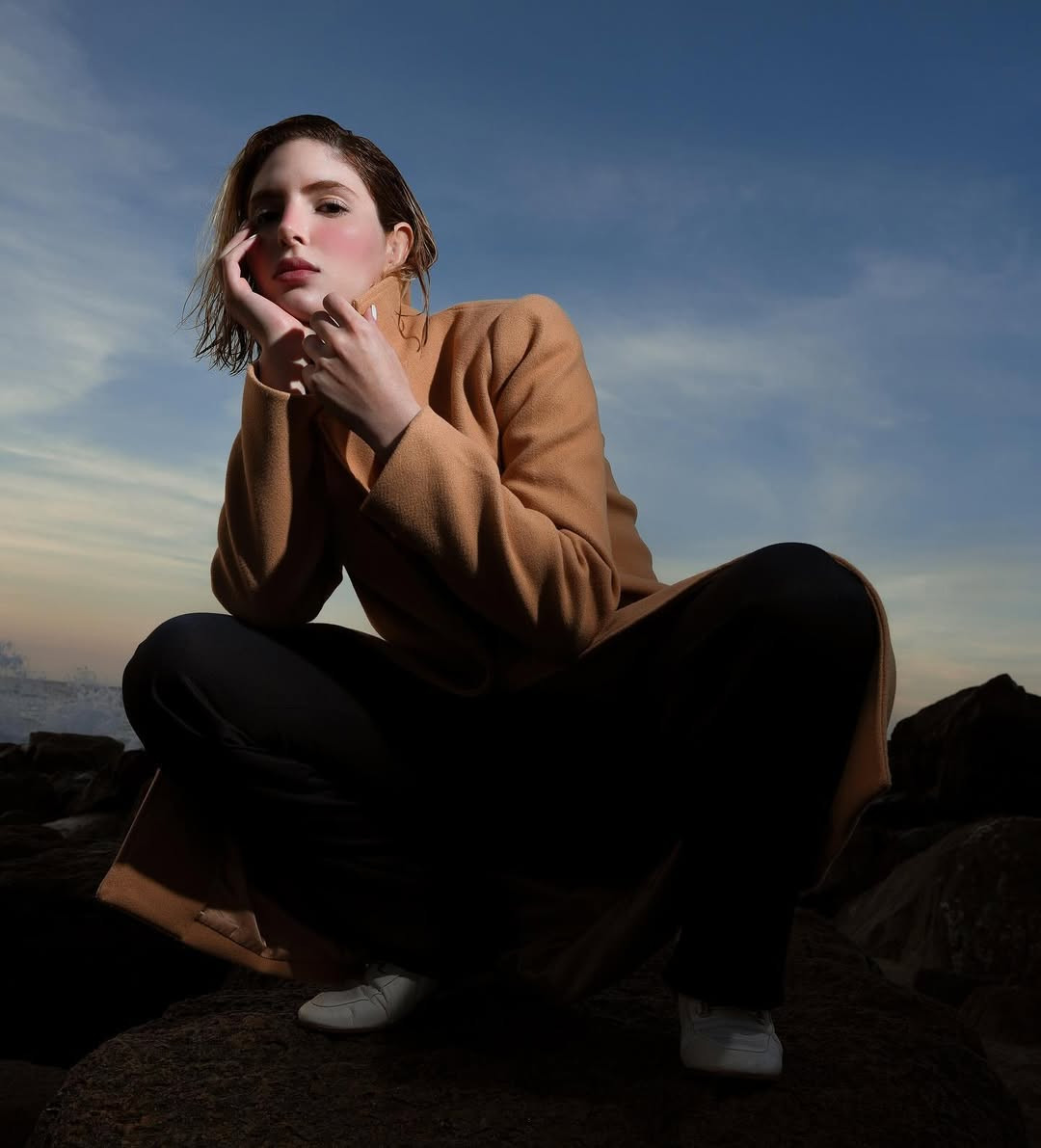 &quot;Tôi lắng nghe, thấu hiểu và thực sự quan tâm đến mọi người, bởi tôi biết một nữ hoàng phải là một người lãnh đạo đáng tin cậy, không chỉ đại diện cho vẻ đẹp bên ngoài mà còn là vẻ đẹp tâm hồn. Trở thành Hoa hậu Venezuela không phải là giấc mơ mà là một sứ mệnh và tôi sẵn sàng thực hiện nó với niềm tự hào và sự cống hiến”, cô nhấn mạnh.