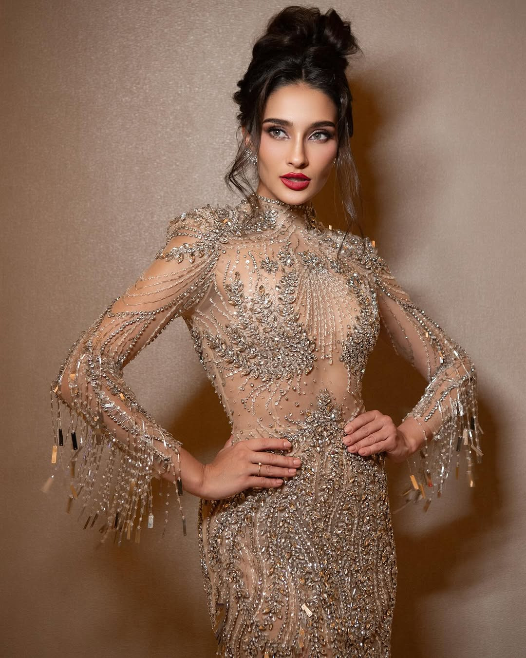 Trước khi đăng quang Miss Charm 2023, Luma Russo đại diện bang Divinópolis tại Hoa hậu Siêu quốc gia Brazil 2019. Người đẹp đam mê du lịch, khám phá và có nhiều sở thích về nghệ thuật.