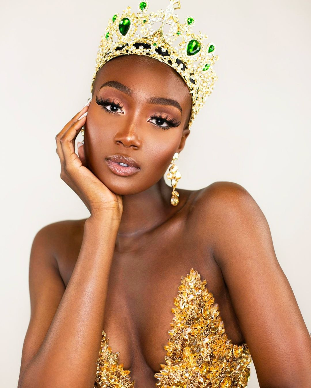 Á hậu 3 Safíetou Kabengele công khai chỉ trích đương kim Hoa hậu Hòa bình Quốc tế Rachel Gupta.