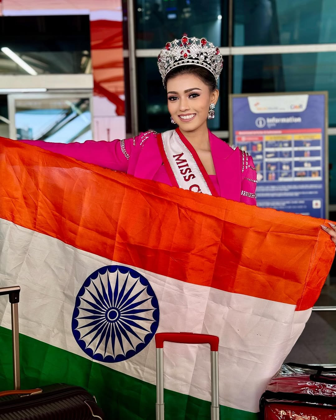 Đại diện Ấn Độ - Shivangi Desai đeo vương miện khi ra sân bay sang Việt Nam thi sắc đẹp. Shivangi Desai được nhận xét có vẻ đẹp trong sáng, ngọt ngào, sáng sân khấu.