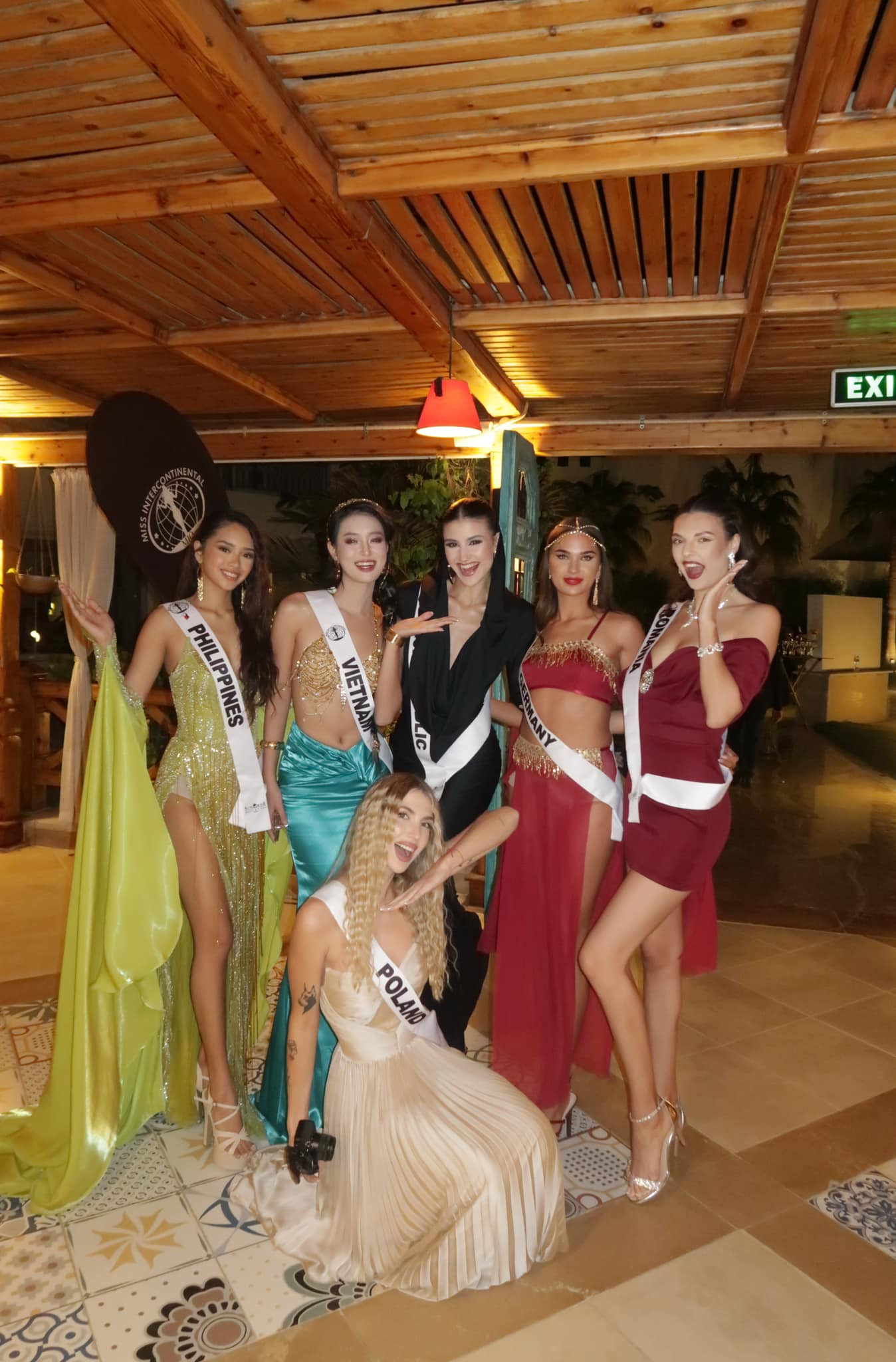 Trang phục táo bạo mang cảm hứng Ai Cập cổ đại giúp Bùi Khánh Linh nổi bật khi đọ dáng với dàn người đẹp.