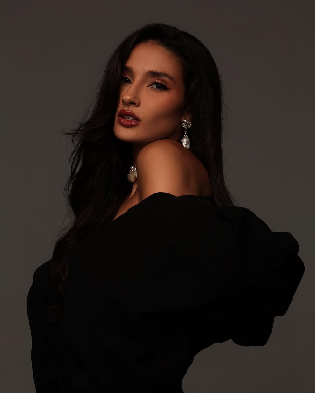 Luma Russo gây ấn tượng bởi gương mặt sắc sảo, hiện đại. Tuy chỉ cao 1,68 m nhưng người đẹp được đánh giá có thân hình cân đối với số đo ba vòng 89-61-92 cm.