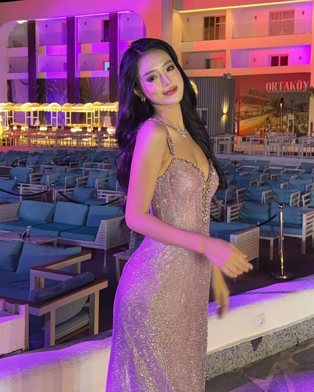 Váy sequin cúp ngực, kết hợp cùng tóc xoăn tự nhiên mang lại vẻ nữ tính, hiện đại cho Bùi Khánh Linh.