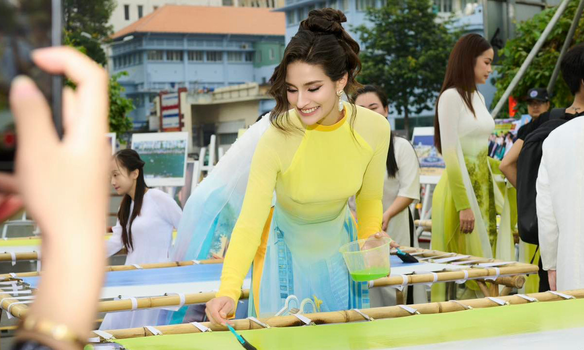 Ngày 5/12, Luma Russo tham dự sự kiện Tuần lễ Du lịch TPHCM với vai trò là một trong các đại sứ. Người đẹp diện áo dài.